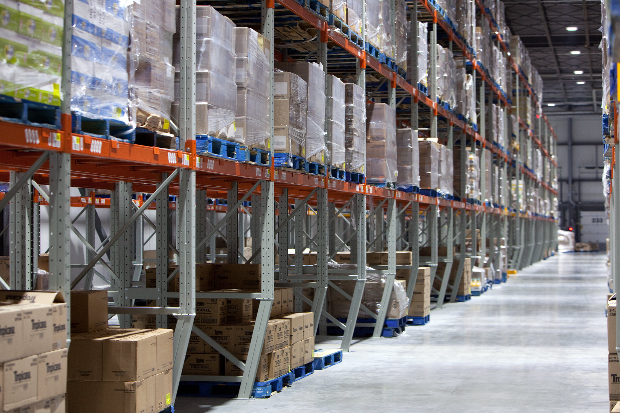 Retail supply chain or IoT pallet tracking image